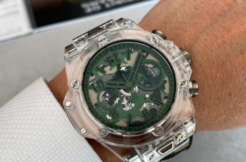 Knock-off watches are attractive with green decoration.